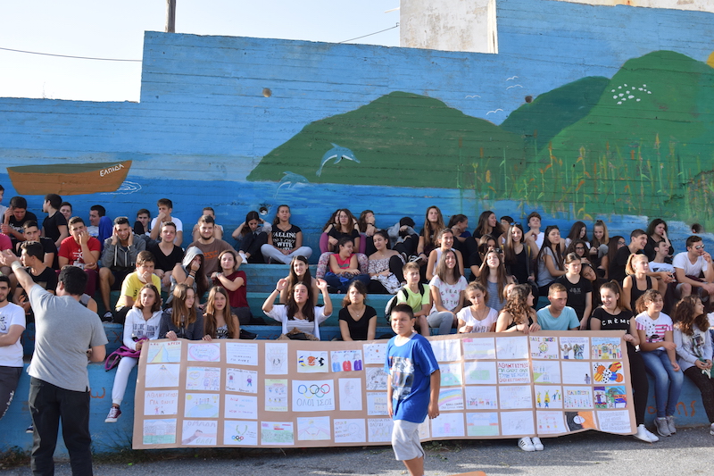 Τα όμορφα πανώ που έφτιαξαν μαθητές με την καθοδήγηση του εκπαιδευτικού Βασίλη Τσατσάνη  που τους διδάσκει εικαστικά